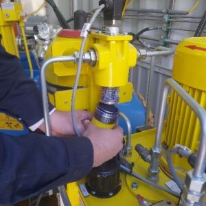 چک کردن فیلتر هیدرولیک نیروگاه چشمه روزیه سمنان