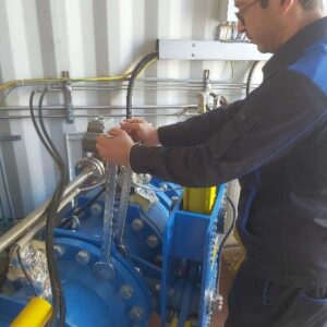 بازرسی از پیچها در نیروگاه چشمه روزیه سمنان