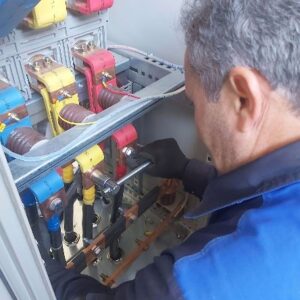 بررسی اتصالات سرکابلهای قدرت در نیروگاه چشمه روزیه سمنان